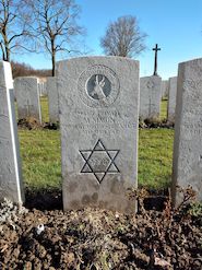 CWGC headstone of Private Max Simon Photo :Marcel Gouw