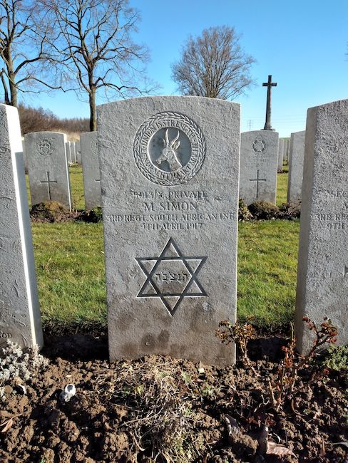 CWGC headstone of Private Max Simon Photo :Marcel Gouw