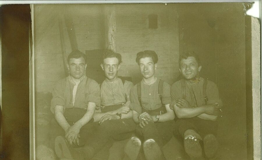 Morris (far right) in the army 