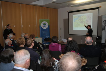 Roadshow 13/11/2016, New North London Synagogue. Paula Kitching, Project Manager, talking about First World War.