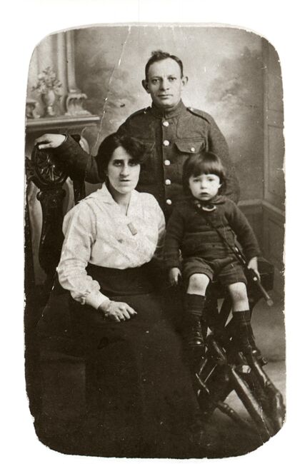 Abraham with wife Deborah and eldest son Solomon in 1918