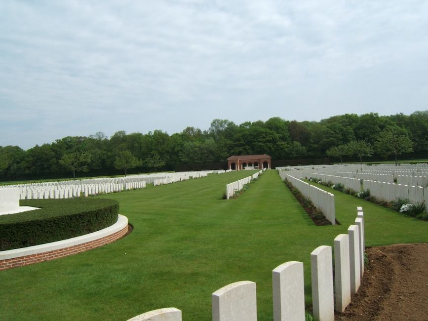 Burial place of Lieutenant Sydney Horwitz at London Cemetery and Extension,  Longueval, 9. J. 37 Photo CWGC