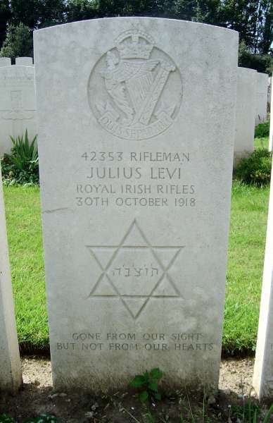 CWGC headstone, photo by Colin Chadwick, Harrogate