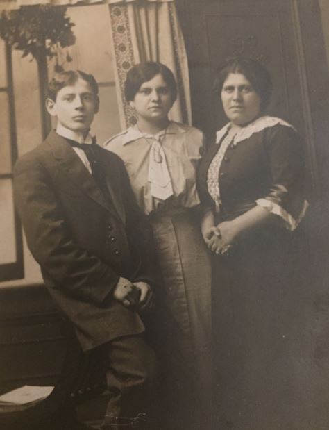 Solomon (left) with his wife Esther (Right) c. 1913