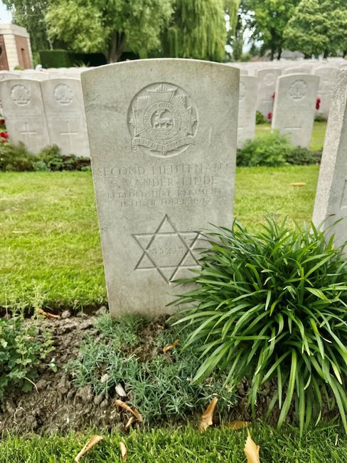 CWGC headstone of Second Lieutenant Simon Vander-Linde Photo by Jim Smith