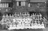 VAD nurses and patients at Hilders Military Hospital in Haslemere, 1919. © IWM (Q 108083)