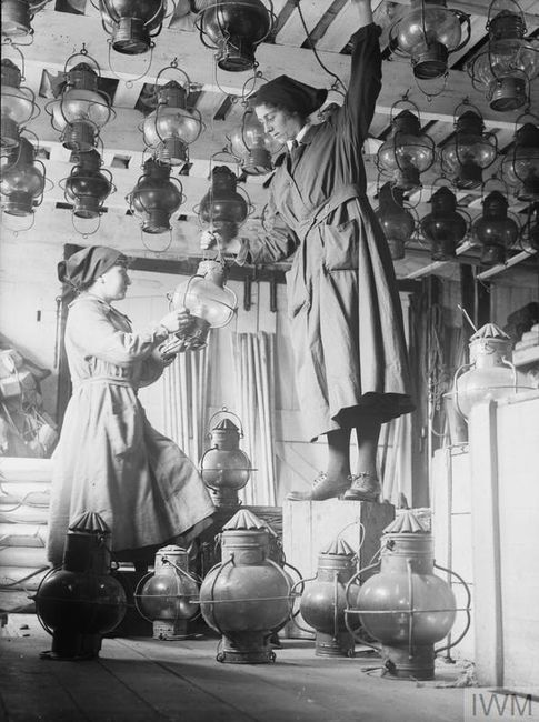 Storewomen of the WRNS sorting ships' lamps, Lowestoft. © IWM (Q 19733)