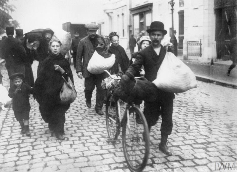 Belgian refugees entering Holland. 1914.  © IWM (HU 52449)