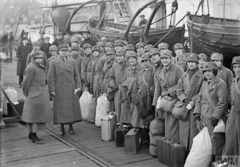 Women's Royal Air Forces (WRAF) arrives at Boulogne from England. 1918. Edis Olive. © IWM (Q5000)