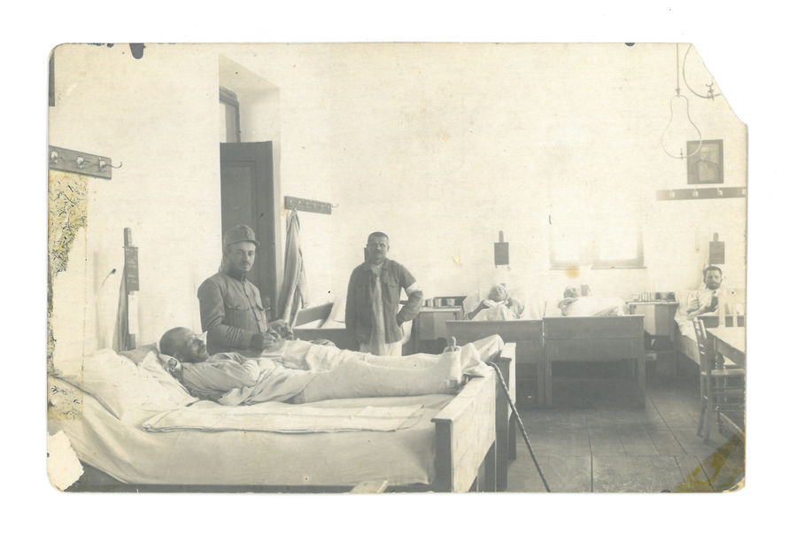 Chaplain visiting Jewish soldiers
