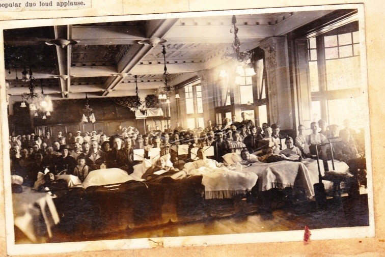Wounded soldiers enjoying entertainment 1915