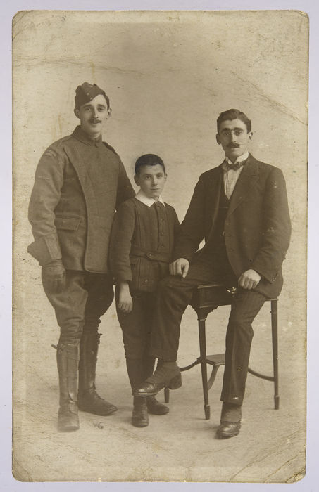 Photograph of Harry Mendoza in uniform of RFC aged 19, with his two brothers. ©Jewish Museum London/Jewish Military Museum