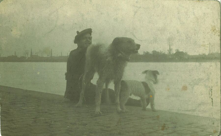 Morris with Dispatch Dogs on the River Clyde