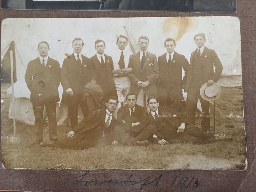 JLB 1913 Camping - white shirt in the middle