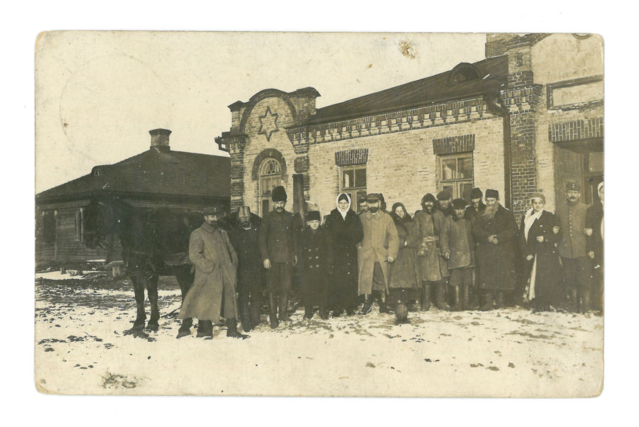 Officers, soldierswith families outside Synagogue.