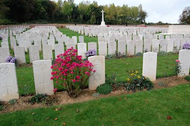 Headstone in Flat Iron Copse military cemetery, image thanks to Dr Barry Blades