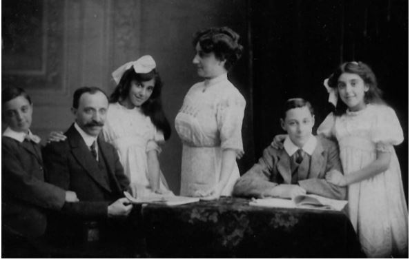 Lionel, Oscar, Pauline, Annie, Sampson and Anita Katz c. 1914 