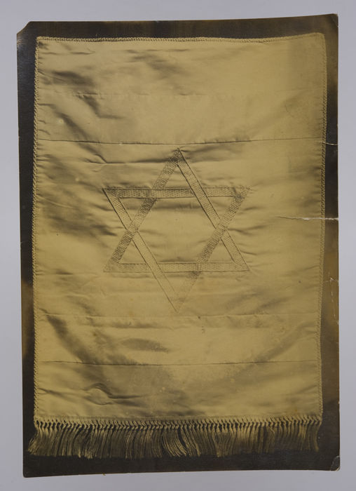 The National Jewish Flag possibly taken by a member of the Roayal Fusiliers in Palestine.  ©Jewish Museum London/Jewish Military Museum