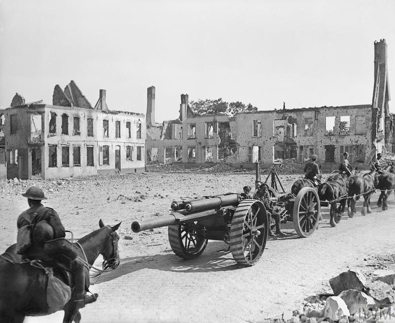 Flanders. Troops of the Royal Garrison Artillery moving 60 pounder guns. 1918. © IWM (Q 6995)