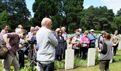 20/07/2017 Paula Kitching, Project Historian, tells Volunteers about British Jewish soldiers buried at Brookwood. David Ruback, Volunteer Photographer